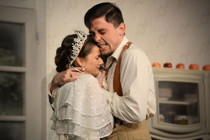 Ősbemutató: a miskolci színházban folytatódik Irma és Sipos úr története