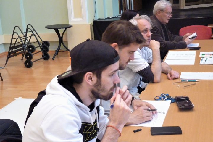 István király színre lép