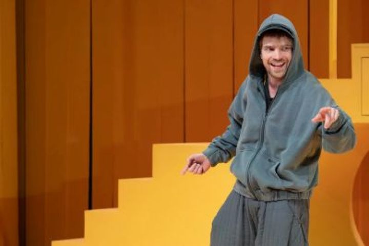 „iPhone-omat egy hamburgerért” – Cyrano de Bergerac a Budaörsi Latinovits Színházban