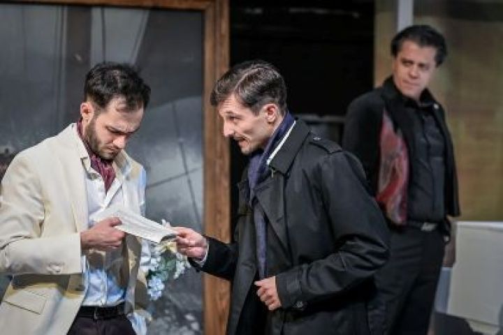 „Azt hiszem, engem unatkozni teremtettek” – a Hedda Gabler Tatabányán