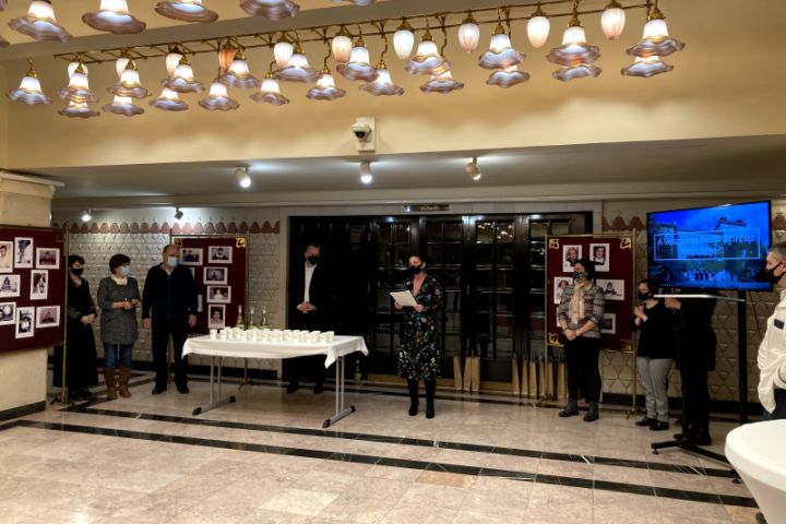 „Ilyenek voltunk...” különleges kiállítás A tanítónő zártkapus főpróbája előtt