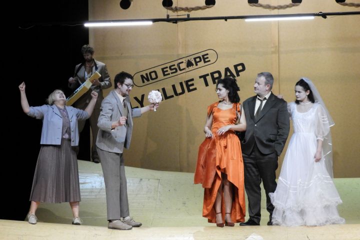 Lass Bea, Csukás Attila, Dévai Balázs, Danis Lídia, Kardos Róbert, Litauszky Lilla / A revizor / Fotó: Mihóczy Mercédesz, Jászai Mari Színház