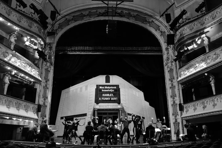 Nem áll le az élet Miskolcon! – a teátrum újabb két próbafolyamatba  kezdett