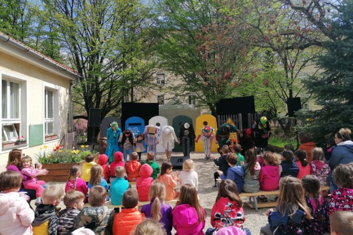 34 intézmény, közel 3000 ifjú néző: „Maradj az óvodában, iskolában, majd mi megyünk!” programsorozatunk