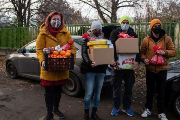 Mikuláscsomagokkal lepték meg szegedi színészek a nevelőotthonban élő gyerekeket