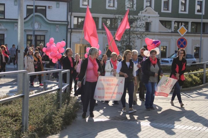 Rózsaszínbe öltözött a Veszprémi Petőfi Színház a Séta a nők egészségéért! kezdeményezés tiszteletére