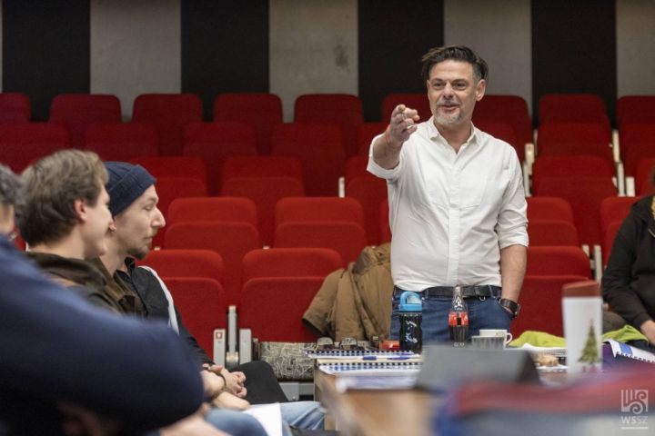 „Ebben is van egy pillanat, amikor elölről lehet kezdeni” – Szikszai Rémusz fura átmenetben, Vaknyugat-bemutató előtt