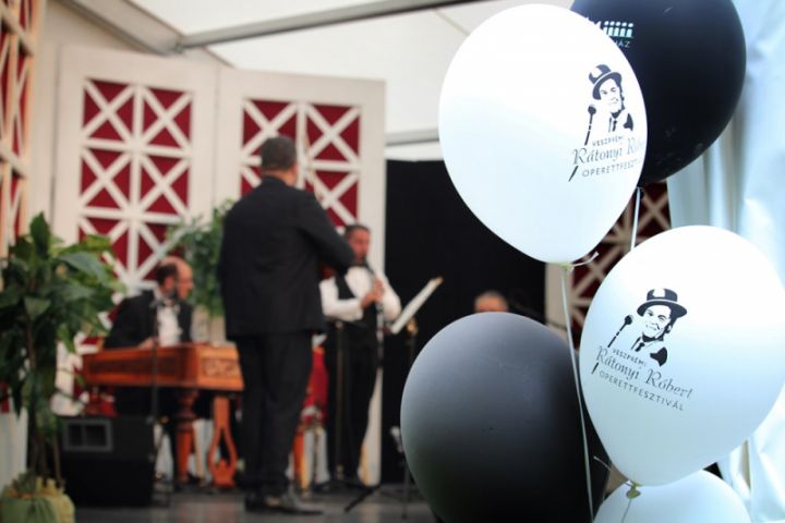 Operettpezsgés a IV. Veszprémi Rátonyi Róbert Operettfesztivál második napján