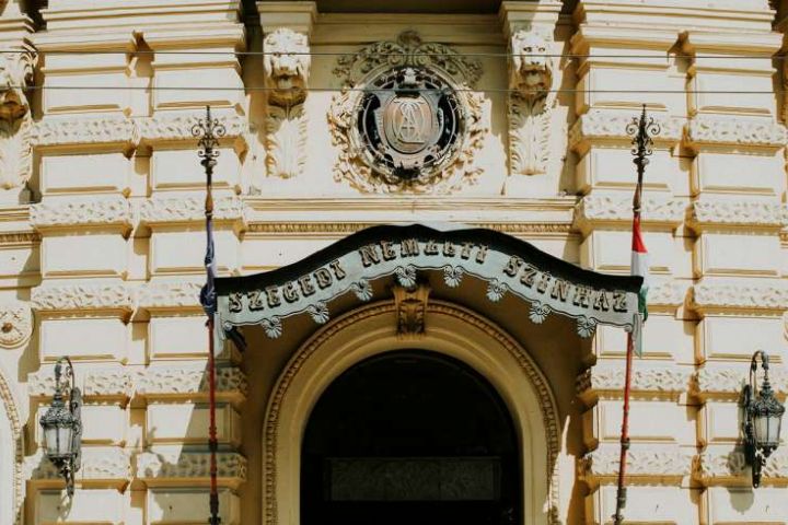 "Színház az egész világ..." most is