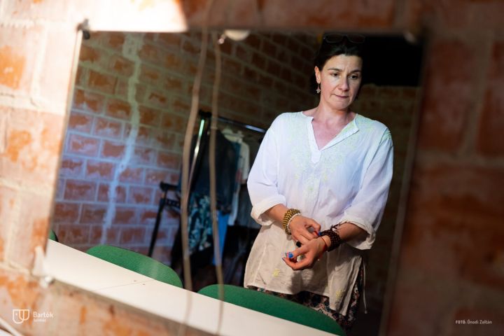 A nyári fesztiválmeghívások sorát a Szentendrei Skanzenben kezdte a Bartók Kamaraszínház
