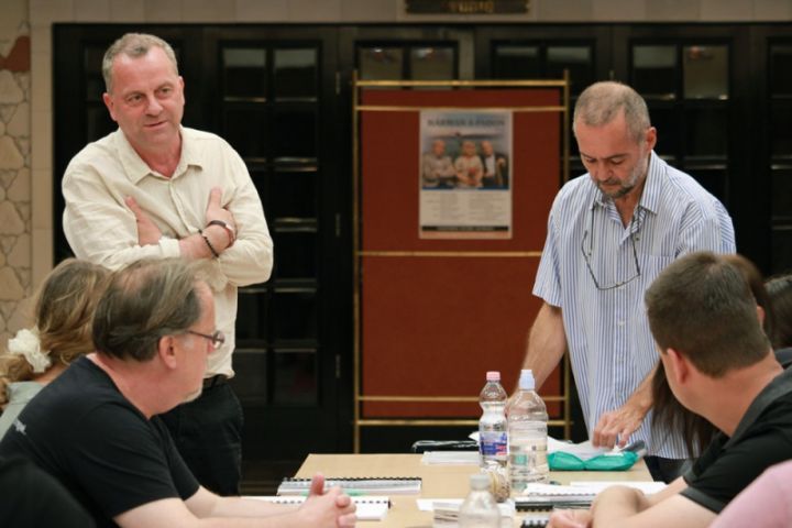 Megtartottuk 2021/22-es évadunk első nagyszínpadi bemutatójának, A hőstenornak az olvasópróbáját