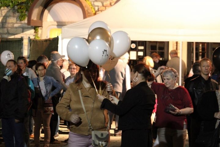 Lélekemelő, fergeteges Bérletek Éjszakája a Veszprémi Petőfi Színház előtti téren!