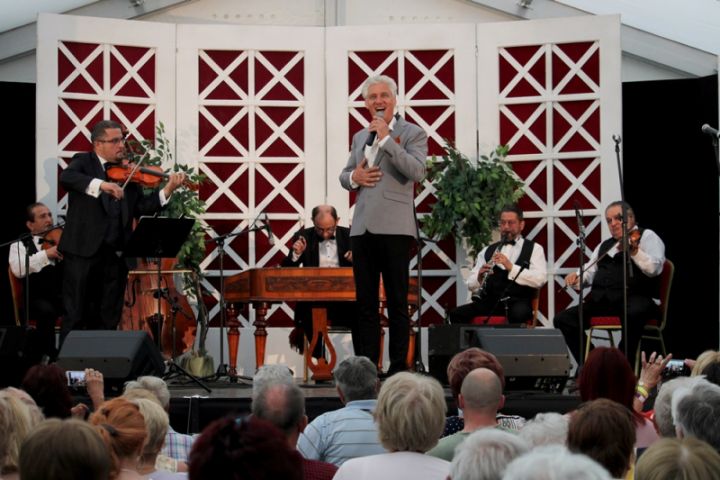 Operettpezsgés a IV. Veszprémi Rátonyi Róbert Operettfesztivál második napján