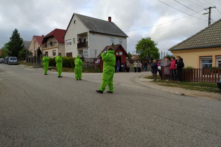 160 alkalom, 35 település, több ezer hálás néző a Pandémiában! Egy éve indult útjára „Maradj otthon, majd mi megyünk!” programunk