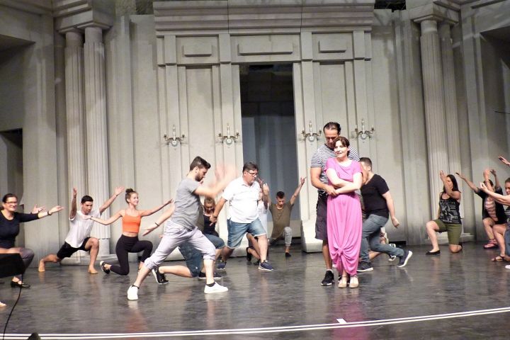 A stáb elkezdte a barlangszínházi próbákat a nagyobb térben