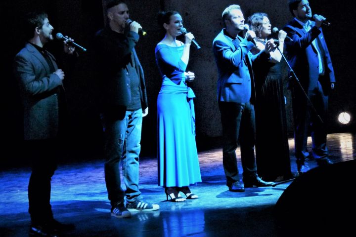 Vastapsot kapott a soproni színészcsapat Presser Gábor koncertjén