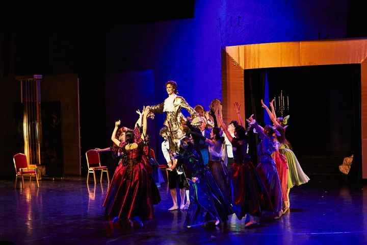 Farinelli: The show must go on