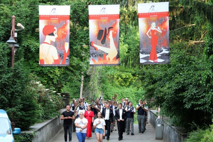 Zenés felvonulással és nagyszabású műsorokkal vette kezdetét a IV. Veszprémi Rátonyi Róbert Operettfesztivál