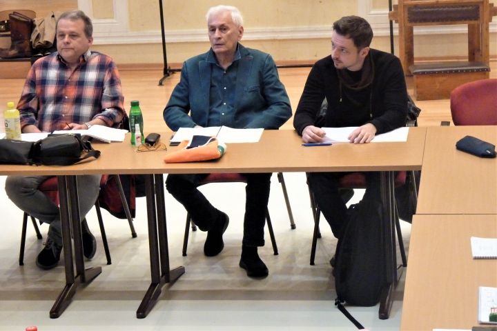 István király színre lép