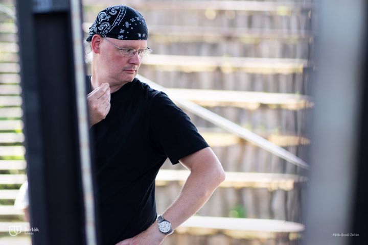 A nyári fesztiválmeghívások sorát a Szentendrei Skanzenben kezdte a Bartók Kamaraszínház