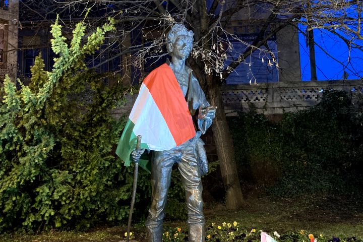 VESZPRÉMI PETŐFigyelő - ünnepi videó-montázs a Veszprémi Petőfi Színháztól