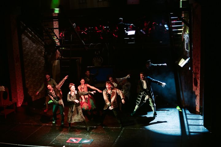 A padlás: jönnek a rajongók!