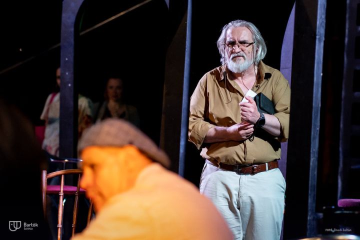 A nyári fesztiválmeghívások sorát a Szentendrei Skanzenben kezdte a Bartók Kamaraszínház