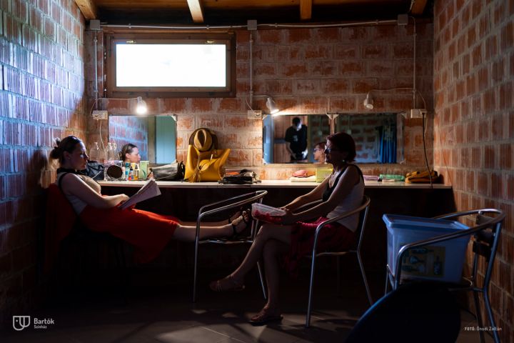A nyári fesztiválmeghívások sorát a Szentendrei Skanzenben kezdte a Bartók Kamaraszínház
