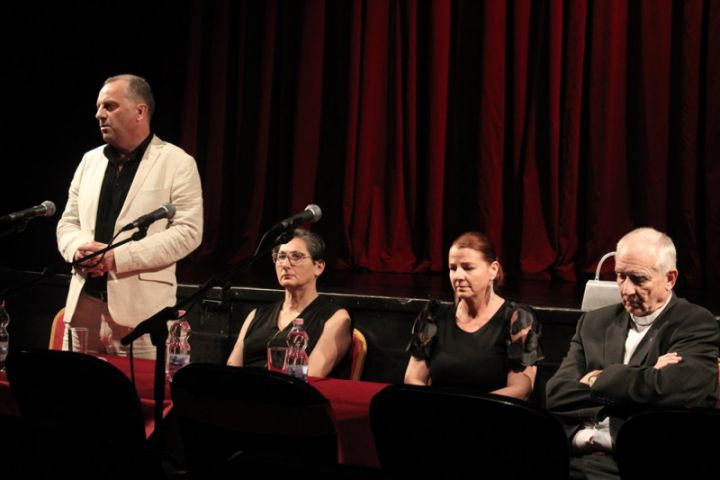 Egy pillanatra sem álltunk meg – több száz élő előadás, különleges programok a pandémia alatt is a Veszprémi Petőfi Színháztól