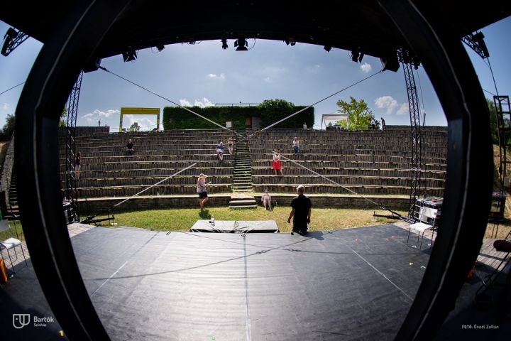 A nyári fesztiválmeghívások sorát a Szentendrei Skanzenben kezdte a Bartók Kamaraszínház