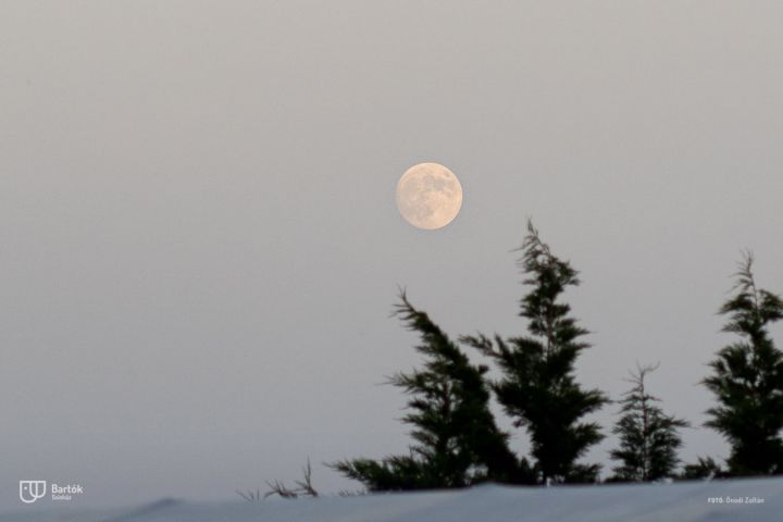 A nyári fesztiválmeghívások sorát a Szentendrei Skanzenben kezdte a Bartók Kamaraszínház