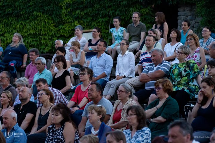 A nyári fesztiválmeghívások sorát a Szentendrei Skanzenben kezdte a Bartók Kamaraszínház