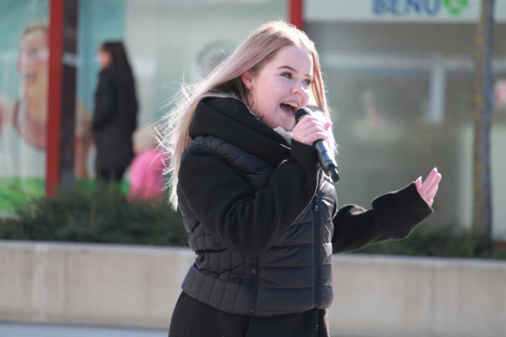 Veszprémi Karnevál a belvárosban: „Maradj otthon, majd mi megyünk!” program a VIP pavilon előtt