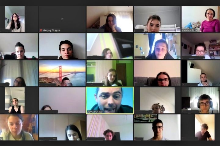 Online tanóráról készült előadás a Szegedi Nemzetiben