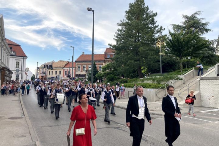 Zenés felvonulással és nagyszabású műsorokkal vette kezdetét a IV. Veszprémi Rátonyi Róbert Operettfesztivál