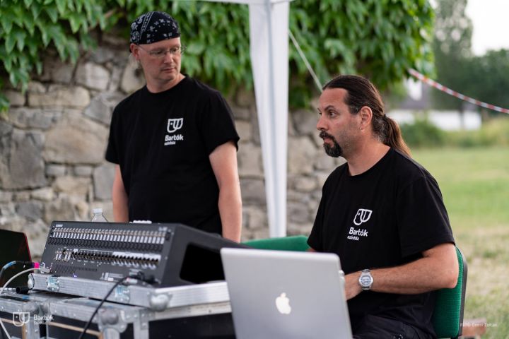 A nyári fesztiválmeghívások sorát a Szentendrei Skanzenben kezdte a Bartók Kamaraszínház