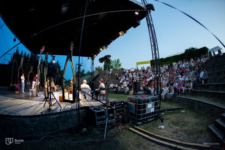 A nyári fesztiválmeghívások sorát a Szentendrei Skanzenben kezdte a Bartók Kamaraszínház