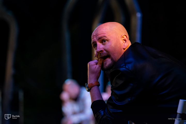 A nyári fesztiválmeghívások sorát a Szentendrei Skanzenben kezdte a Bartók Kamaraszínház