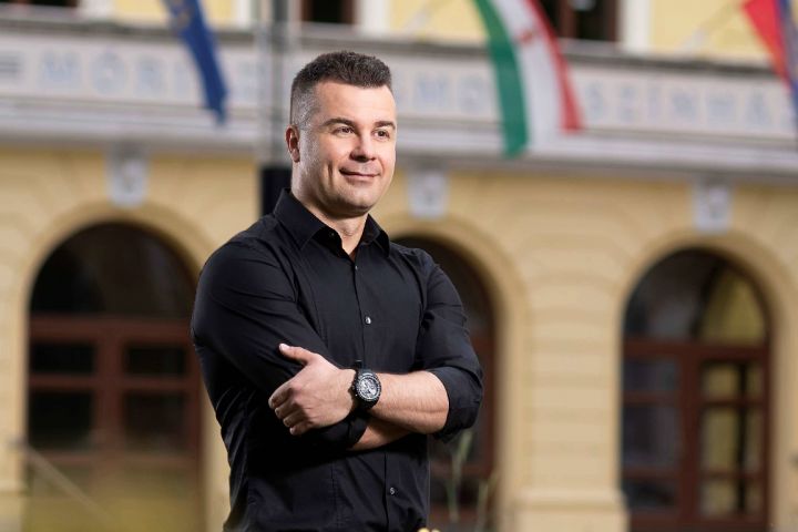 A színházi évadzárón a jövő évi darabokról is lehullt a lepel - Kirják Róbert a Szieszta vendége volt