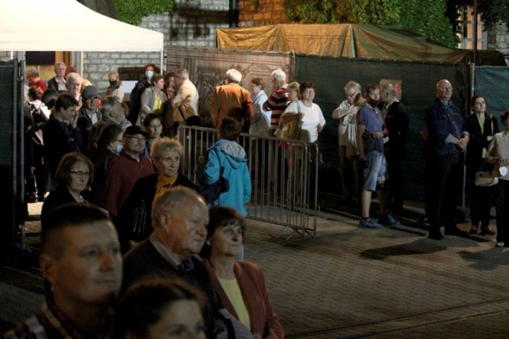 Lélekemelő, fergeteges Bérletek Éjszakája a Veszprémi Petőfi Színház előtti téren!