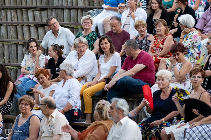 A nyári fesztiválmeghívások sorát a Szentendrei Skanzenben kezdte a Bartók Kamaraszínház
