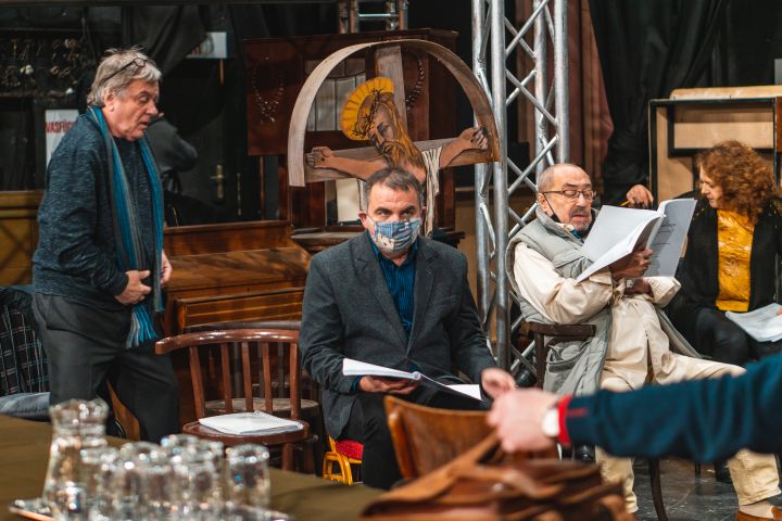 Új bemutatókkal és online darabokkal készül a Békéscsabai Jókai Színház