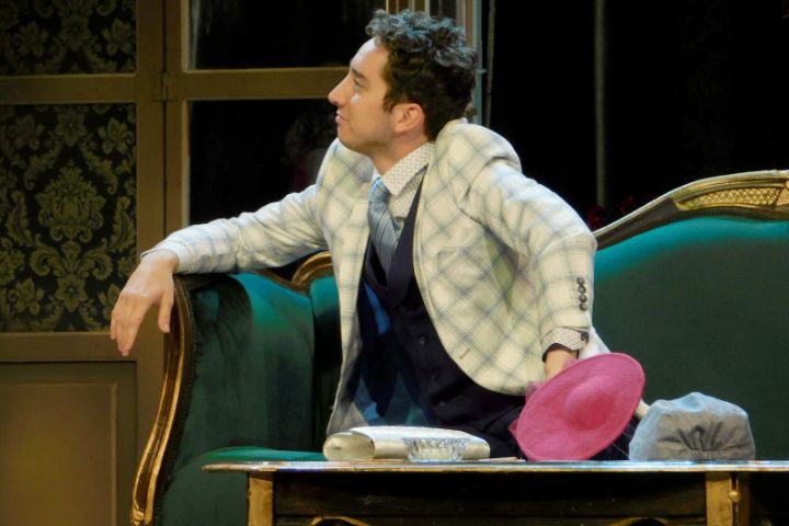 Egy csók és más semmi operett a Veszprémi Petőfi Színház színpadán