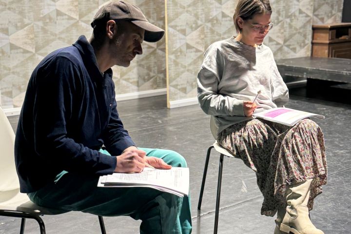 Egy izgalmas, kétszereplős előadás próbái vették kezdetét Szolnokon a Színműhelyben: A semmi ágán, avagy hagyj el, mert szeretlek!