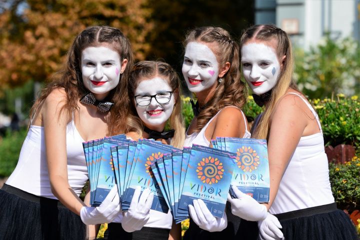 A VIDÁMSÁG ÉS A DERŰ MINDENKIÉ