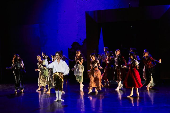 Farinelli: The show must go on