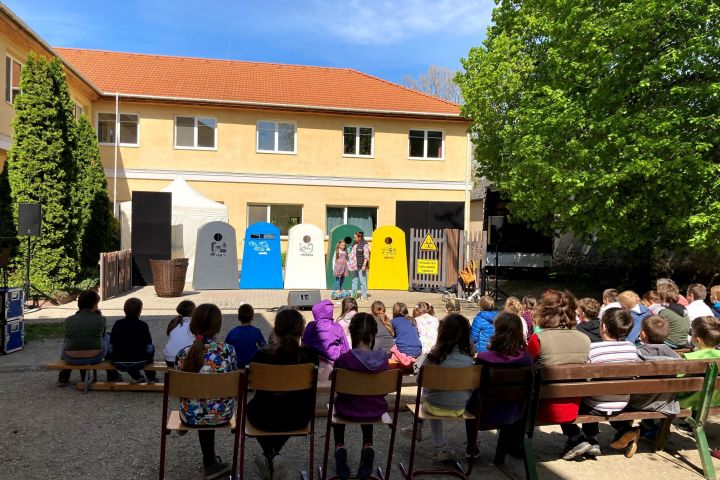 Elindult „Maradj az óvodában, iskolában, majd mi megyünk!” programsorozatunk