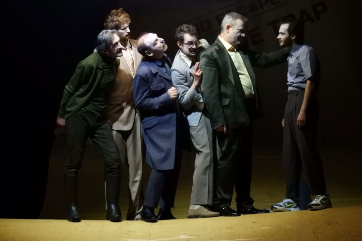 Végh Péter, Csukás Attila, Honti György, Dévai Balázs, Kardos Róbert, Figeczky Bence / A revizor / Fotó: Mihóczy Mercédesz, Jászai Mari Színház