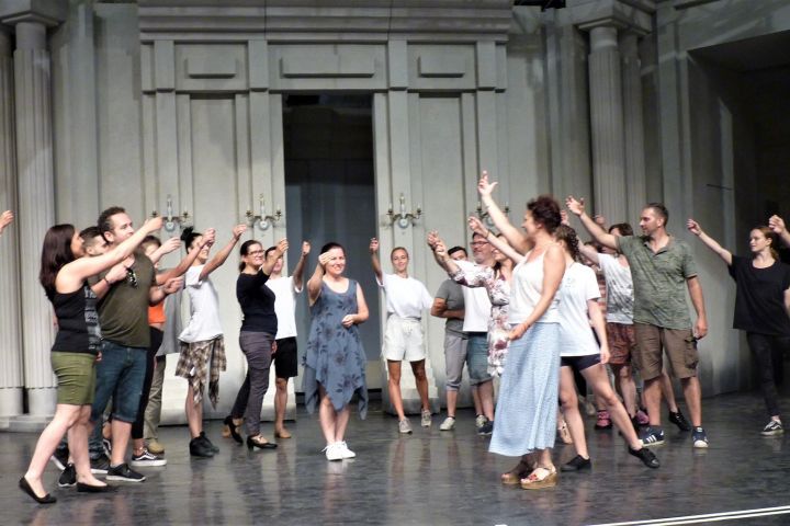 A kórus és a táncosok a nyitányt próbálják