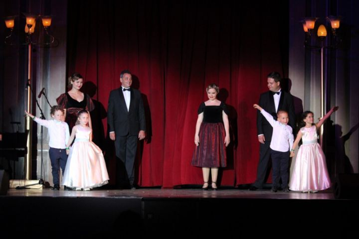 Zenés felvonulással és nagyszabású műsorokkal vette kezdetét a IV. Veszprémi Rátonyi Róbert Operettfesztivál